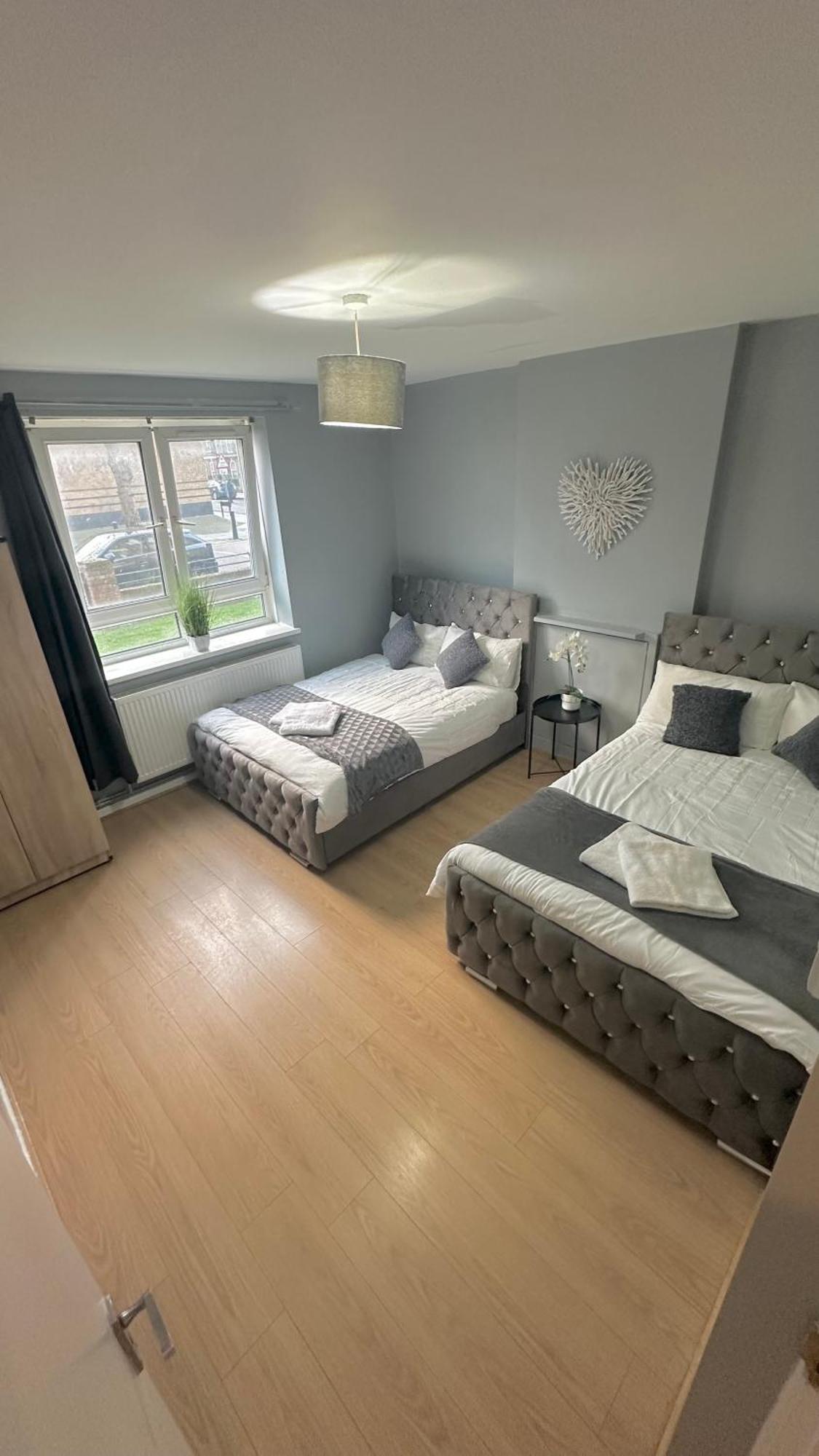 1 Bedroom Flat In Whitechapel, Londra Esterno foto
