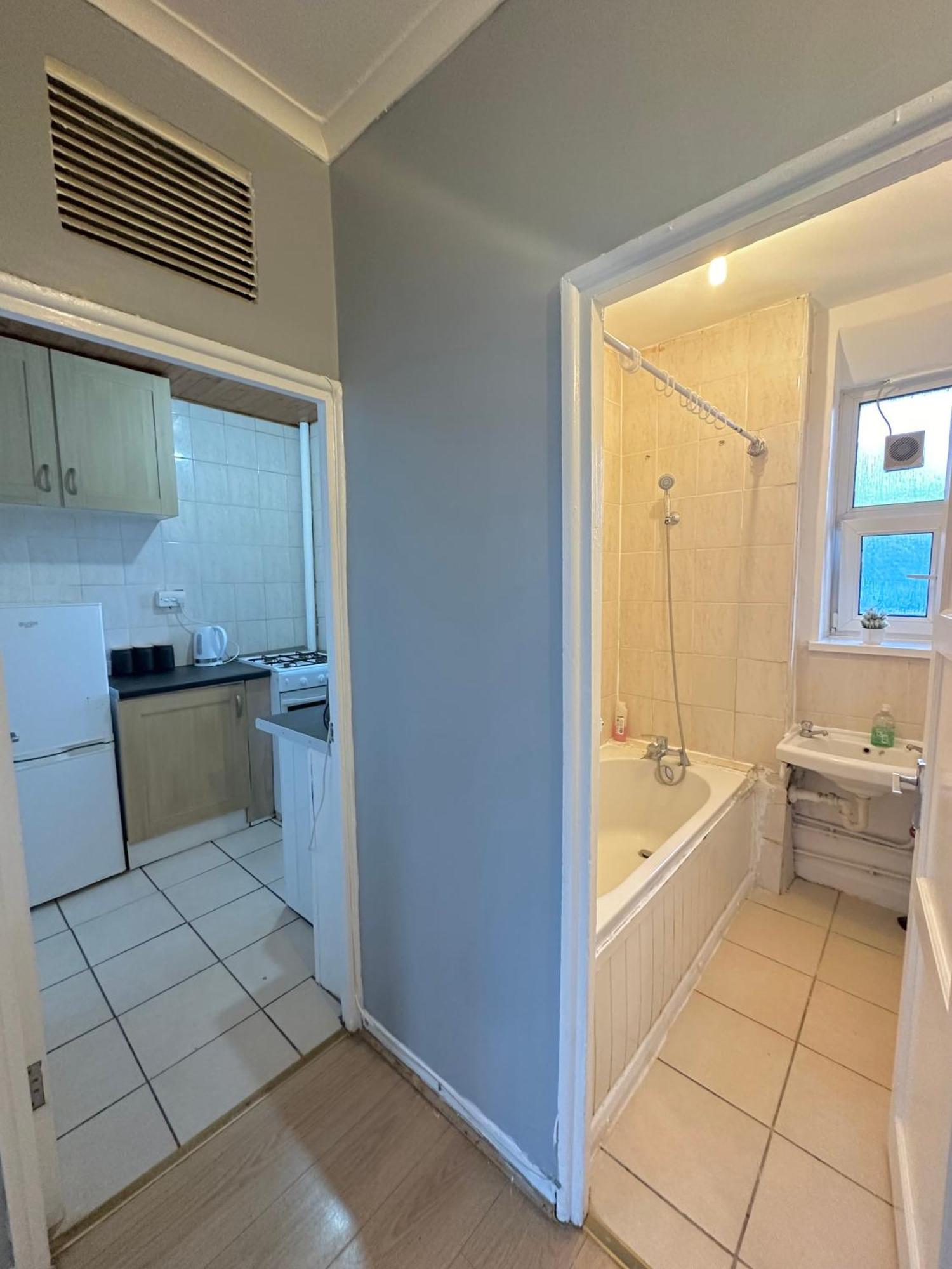 1 Bedroom Flat In Whitechapel, Londra Esterno foto