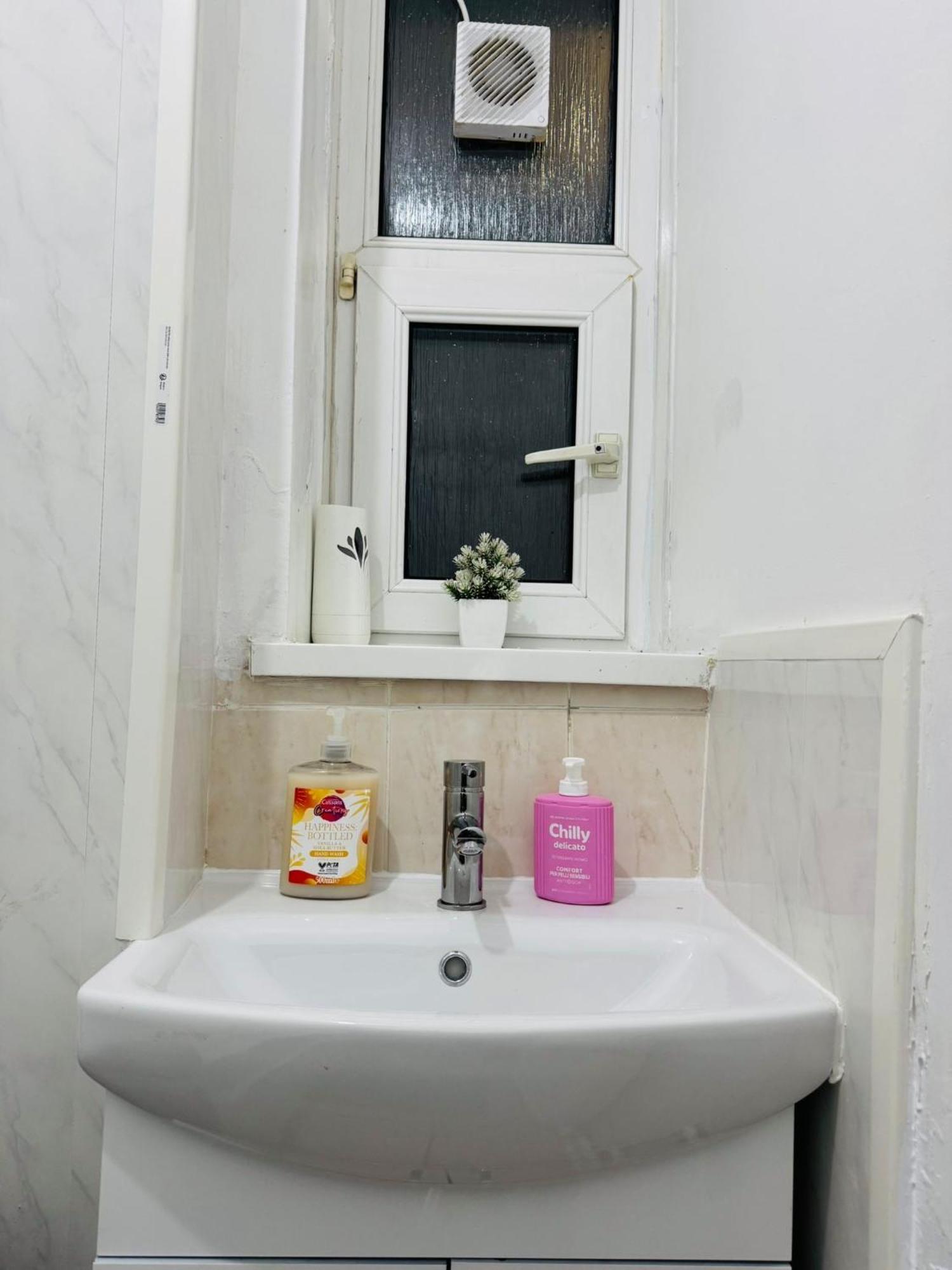 1 Bedroom Flat In Whitechapel, Londra Esterno foto
